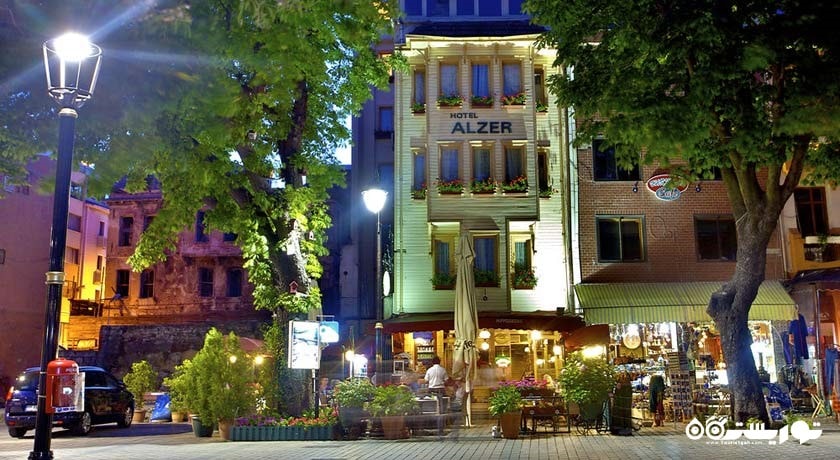 نمای ساختمان هتل آلزر در شب